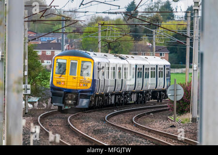 Klasse 319 elektrische Zug an Winwick Kreuzung. Stockfoto