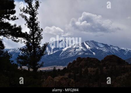 Ansicht der Schneesturm auf die Berge in der Ferne, mit großen Wolke über dem Kopf droht in düsteren Himmel. In Buena Vista, Colorado. Stockfoto