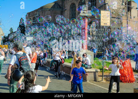 Straße Leistung, ein Straßenmusikant blasen riesige Seifenblasen mit Loops, Rom, Italien Stockfoto