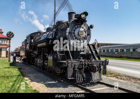 Strasburg, PA, USA - 14. April 2018: eine Dampflok aus Strasburg Rail Road zieht in den Bahnhof in Lancaster County, PA. Stockfoto