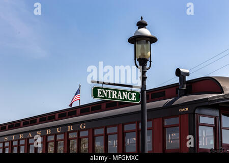 Strasburg, PA, Vereinigte Staaten - 14 April 2018: Der Eingang zum Strasburg Rail Road Bahnhof in Lancaster County, PA ist eine beliebte Touristenattraktion. Stockfoto