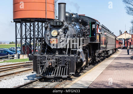 Strasburg, PA, USA - 14. April 2018: eine Dampflok aus Strasburg Rail Road zieht in den Bahnhof in Lancaster County, PA. Stockfoto