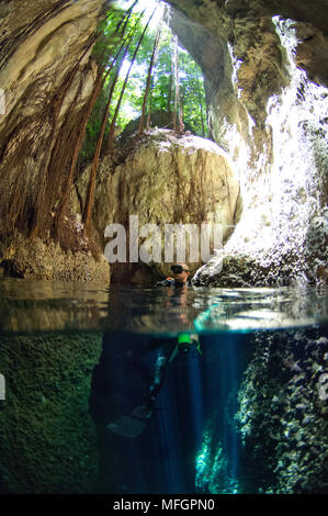 Ein Taucher erkundet die erstaunliche Unterwasserwelt Höhle, bekannt als Lerus, Russell Inseln, Solomons Stockfoto