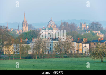 Stadt Oxford aus South Park am frühen Morgen Frühling Sonnenlicht. Oxford, Oxfordshire, England Stockfoto