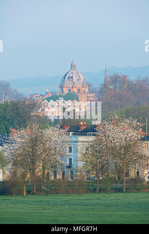 Stadt Oxford aus South Park am frühen Morgen Frühling Sonnenlicht. Oxford, Oxfordshire, England Stockfoto