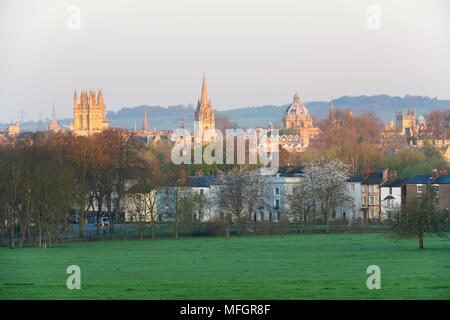 Stadt Oxford aus South Park am frühen Morgen Frühling Sonnenlicht. Oxford, Oxfordshire, England Stockfoto