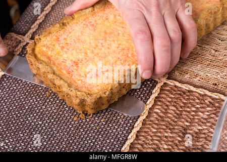 Die Torte aus der Backform. Foto kann als Hintergrund verwendet werden. Stockfoto