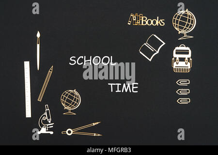 Das Konzept der Schule, text Schule Zeit mit Schulmaterial Spanplatte Miniaturen auf Tafel platziert Stockfoto
