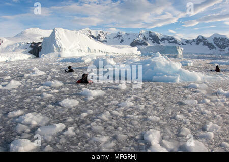 Filmemacher und Fotografen und Wissenschaftler bei der Arbeit in brash Eis hinter Danco Island in der Antarktis, während der Elysium Expedition Stockfoto