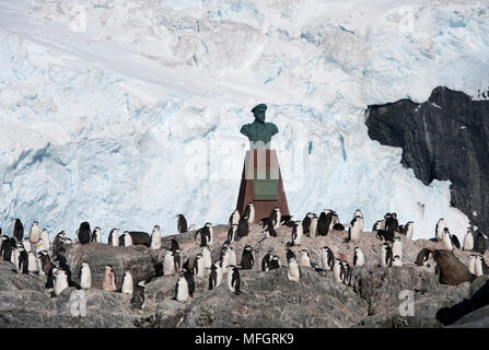 Kolonie Zügelpinguin (Pygoscelis antarcticus) auf Elephant Island rund um die Gedenkstätte für Luis Pardo Villalon, der Chilenischen Kapitän der Yelcho, Stockfoto