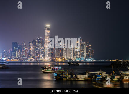 Boote und City Skyline bei Nacht - stadtbild von Panama City Business District - beleuchtete Wolkenkratzer Gebäude Stockfoto