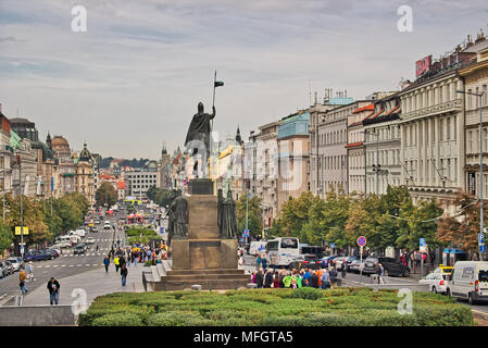 Prag, tschechische Republik - 29 AUGUST, 2014: Lokale und Touristen zu Fuß am Wenzelsplatz in Prag Stockfoto