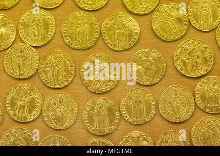 Florentiner goldenen Gulden aus dem Schatz von 212 goldenen Münzen in Montella in Avellino Provinz gefunden auf Anzeige im Nationalen Archäologischen Museum (Museo Archeologico Nazionale di Napoli) in Neapel, Kampanien, Italien. Stockfoto