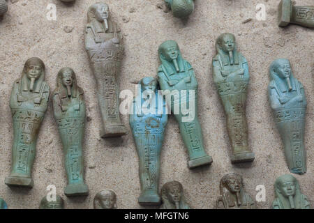 Antike Ägyptische ushabtis (grabkunst Statuetten) Der Herugia, geboren von Asetemhat, datiert vom 28. bis 30. Dynastie (404-332 v. Chr.) in Gizeh gefunden auf Anzeige im Nationalen Archäologischen Museum (Museo Archeologico Nazionale di Napoli) in Neapel, Kampanien, Italien. Stockfoto