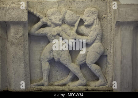 Apollo und Herakles Kampf für den Delphischen Stativ. Archaische Sandstein metope aus dem Heraion (Erste Tempel der Hera) in Foce del Sele aus der Mitte des 6. Jahrhunderts v. Chr. datiert auf Anzeige im Paestum Archäologischen Museum (Museo Archeologico di Paestum) in Paestum, Kampanien, Italien. Stockfoto