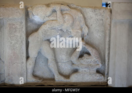 Herakles und der Erymanthian Eber. Archaische Sandstein metope aus dem Heraion (Erste Tempel der Hera) in Foce del Sele aus der Mitte des 6. Jahrhunderts v. Chr. datiert auf Anzeige im Paestum Archäologischen Museum (Museo Archeologico di Paestum) in Paestum, Kampanien, Italien. König Eurystheus versteckt in einem Gefäß wie Herakles bringt ihm die Erymanthian Eber. Stockfoto