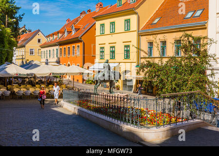 Paar Vergangenheit Saint George slaying Dragon Denkmal, Zagreb, Kroatien, Europa Stockfoto