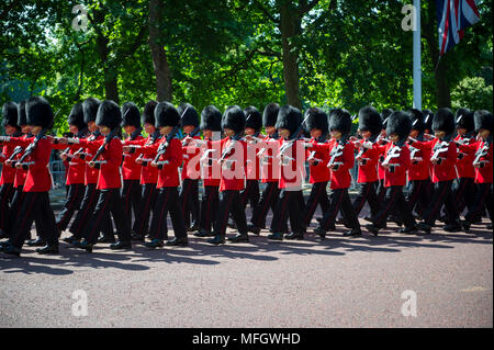 LONDON - 17. Juni 2017: Royal Guards in traditionellen Rotröcke und Bären Fell Busby Hüte in Formation auf der Mall in einem Trooping marschieren die Farbe Parade o Stockfoto