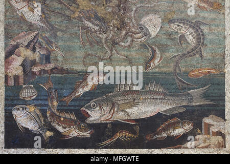 Fisch in der römischen Mosaik aus dem TRICLINIUM der Casa del Fauno (Haus des Faun) in Pompeji dargestellt, nun im Nationalen Archäologischen Museum (Museo Archeologico Nazionale di Napoli) in Neapel, Kampanien, Italien. Stockfoto