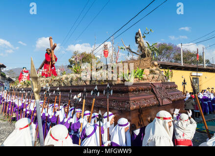 Karfreitagsprozession in den Straßen von Antigua in der Karwoche 2017, Antigua, Guatemala, Mittelamerika Stockfoto