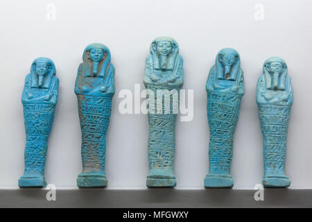 Antike Ägyptische ushabtis (grabkunst Statuetten) datiert aus der Spätzeit der 26. Dynastie (664-525 v. Chr.) im Nationalen Archäologischen Museum (Museo Archeologico Nazionale di Napoli) in Neapel, Kampanien, Italien. Stockfoto