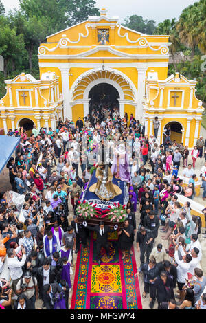 Hoher winkel Blick über den Heiligen Dienstag Prozession Verlassen der Kapelle El Calvario in der Nähe von Antigua in der Karwoche 2017, Antigua, Guatemala Stockfoto