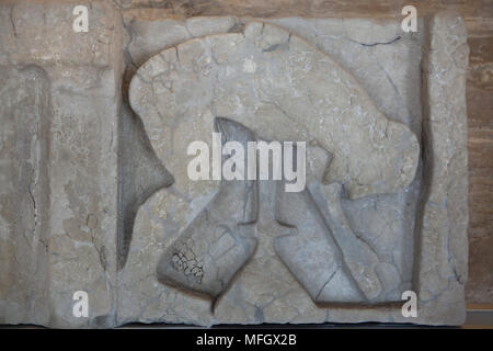 Selbstmord von Ajax im archaischen Sandstein metope aus dem Heraion (Erste Tempel der Hera) in Foce del Sele aus der Mitte des 6. Jahrhunderts v. Chr. datiert auf Anzeige im Paestum Archäologischen Museum (Museo Archeologico di Paestum) in Paestum, Kampanien, Italien dargestellt. Stockfoto