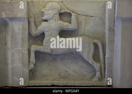 Centaur kämpfen während der Centauromachy am Monte Pholoe. Archaische Sandstein metope aus dem Heraion (Erste Tempel der Hera) in Foce del Sele aus der Mitte des 6. Jahrhunderts v. Chr. datiert auf Anzeige im Paestum Archäologischen Museum (Museo Archeologico di Paestum) in Paestum, Kampanien, Italien. Stockfoto