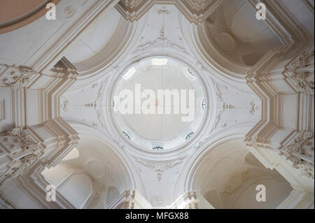 Decke Blick auf einfache Verlassenen mittelalterlichen Kapelle auf der Insel Ischia, Italien Stockfoto