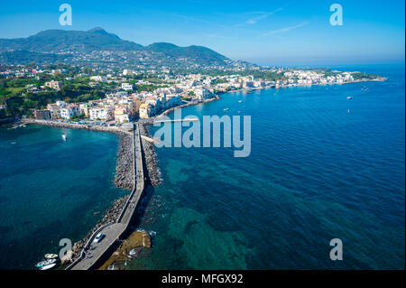 Aussichtspunkt Blick auf den Hafen von Ischia Ponte mit dem vulkanischen Berge über dem Horizont auf der Mittelmeerinsel Ischia Stockfoto