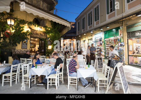 Giouvetsakia Restaurant am Abend auf Adrianou in der Plaka, Athens, Griechenland, Europa Stockfoto