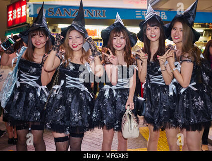 Eine Gruppe von jungen japanischen Mädchen verkleidet als Hexen auf dem Halloween Feiern in Shibuya, Tokio, Japan, Asien Stockfoto