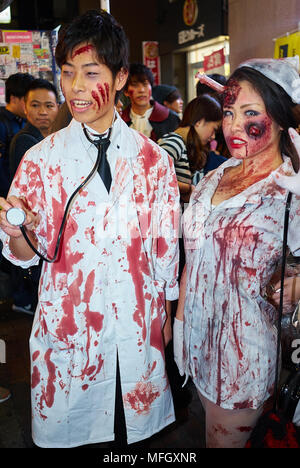 Ärzte und Krankenschwestern zombie Kostüme auf dem Halloween Feiern in Shibuya, Tokio, Japan, Asien Stockfoto