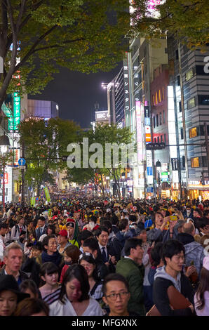 Massen von Menschen, die während der Halloween Feiern in Shibuya, Tokio, Japan, Asien Stockfoto