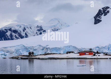 Chilenische Gonzalez Videla Station von Paradise Bay, die Berge und Gletscher, Waterboat Point, Antarktische Halbinsel, Antarktis, Polargebiete Stockfoto