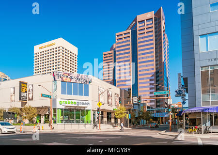 Man überquert die Central Avenue an der Jefferson Street in der Innenstadt von Phoenix Arizona USA an einem sonnigen Tag. Stockfoto