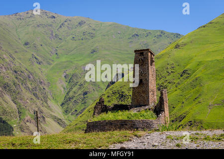 Alten Turm in Sno, Kazbegi Berge, Georgien Stockfoto