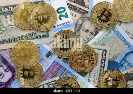 Bitcoin goldenen Münzen auf United States US twenty Dollar Bill (20 $), Großbritannien Pfund Sterling Banknoten und EU-Euro-banknoten. Stockfoto