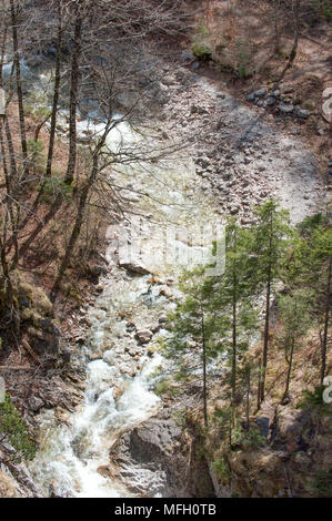 Mountain River mit Stromschnellen, Bayern, Deutschland Stockfoto