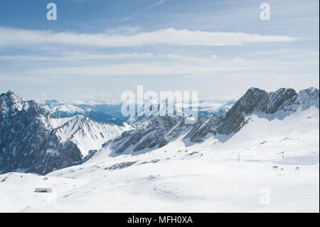 Alpen von der Zugspitze gesehen, in der östlichen Alpen, die Teil des Wettersteingebirges Form, (Deutsch: Wettersteingebirge), Bayern, Deutschland Stockfoto