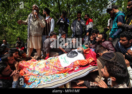 Srinagar, Indien. 25 Apr, 2018. (Anmerkung des Editors: Das Bild zeigt den Tod.) die Menschen machen die Vorbereitungen für die Beerdigung von Ishfaq Ahmad ein lokaler Rebellen im Süden von Kaschmir Handura rund 45 Kilometer von Srinagar im Sommer, die Hauptstadt der indischen Teil Kaschmirs am 25. April 2018 verwaltet. Sechs Menschen, darunter vier Rebellen und zwei Kräfte Personal wurden während der Waffe getötet - Schlacht im Wald im Süden des zentralen Kaschmir, sagte die Polizei. Credit: Faisal Khan/Pacific Press/Alamy leben Nachrichten Stockfoto