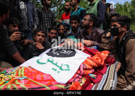 Srinagar, Indien. 25 Apr, 2018. (Anmerkung des Editors: Das Bild zeigt den Tod.) die Menschen, die den Körper von sarround Ishfaq Ahmad ein lokaler Rebellen im Süden von Kaschmir Handura rund 45 Kilometer von Srinagar im Sommer, die Hauptstadt der indischen Teil Kaschmirs am 25. April 2018 verwaltet. Sechs Menschen, darunter vier Rebellen und zwei Kräfte Personal wurden während der Waffe getötet - Schlacht im Wald im Süden des zentralen Kaschmir, sagte die Polizei. Credit: Faisal Khan/Pacific Press/Alamy leben Nachrichten Stockfoto