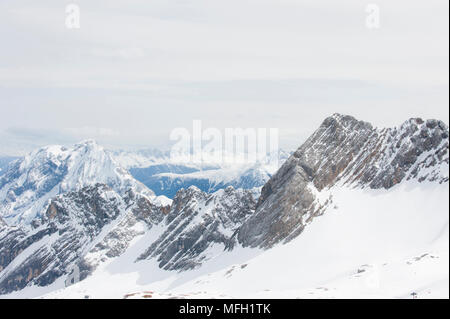 Alpen von der Zugspitze gesehen, in der östlichen Alpen, die Teil des Wettersteingebirges Form, (Deutsch: Wettersteingebirge), Bayern, Deutschland Stockfoto