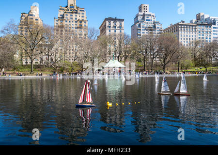 Der Wintergarten Wasser im Central Park hat Fernbedienung Segelboote im Frühjahr, NYC, USA Stockfoto