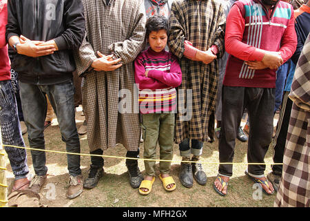 Srinagar, Indien. 25 Apr, 2018. Ein Junge besucht die Beerdigung von Ishfaq Ahmad ein lokaler Rebellen im Süden von Kaschmir Handura rund 45 Kilometer von Srinagar im Sommer, die Hauptstadt der indischen Teil Kaschmirs am 25. April 2018 verwaltet. Sechs Menschen, darunter vier Rebellen und zwei Kräfte Personal wurden während der Waffe getötet - Schlacht im Wald im Süden des zentralen Kaschmir, sagte die Polizei. Credit: Faisal Khan/Pacific Press/Alamy leben Nachrichten Stockfoto