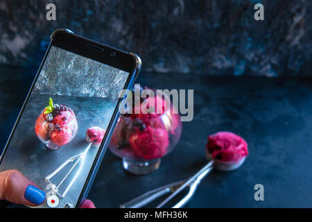 Eis auf schwarzen Stein Hintergrund. Stockfoto