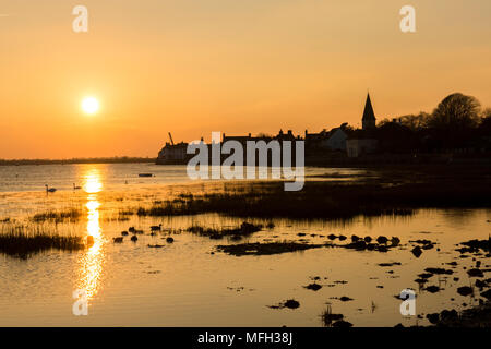 Bosham, Bosham Hafen, Sonnenuntergang, Sonnenuntergang, Meer, Gezeiten in. Sussex, UK. , Dorf, Kirche, Februar Stockfoto