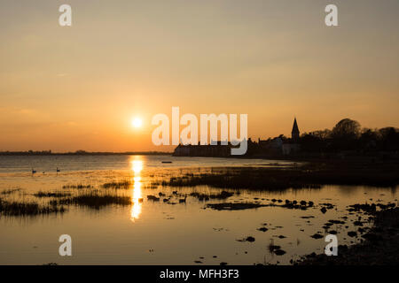 Bosham, Bosham Hafen, Sonnenuntergang, Sonnenuntergang, Meer, Gezeiten in. Sussex, UK. , Dorf, Kirche, Februar Stockfoto