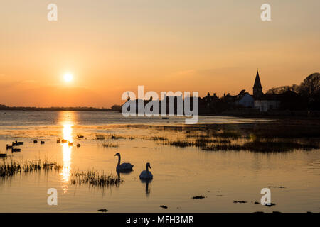 Bosham, Bosham Hafen, Sonnenuntergang, Sonnenuntergang, Meer, Gezeiten in. Sussex, UK. , Dorf, Kirche, Februar Stockfoto