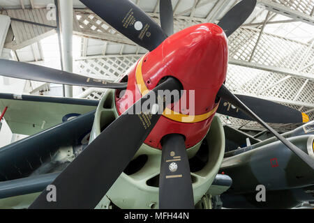 Duxford Air Museum. England, UK. Eine Nahaufnahme der Propeller eine Königliche Marine Gannett Flugzeuge in einem Flugzeug Aufhängevorrichtung. Stockfoto